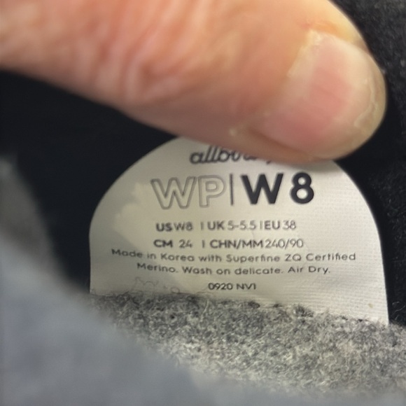 Allbirds Black Sneakers Minimalist Design - Picture 8 of 9